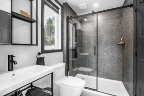 Shower, hair dryer, towels, soap - Valley view bras du Nord #spas #outdoor fireplace#nature#Mountain bike (Saint-Raymond)