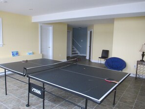 Game room - Lakefront beautiful property in a very private area. An hour drive from Halifax. (Mahone Bay)