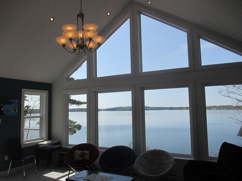 Lakefront beautiful property in a very private area. An hour drive from Halifax.