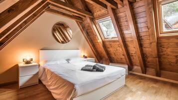 3 chambres, bureau, fer et planche Ă repasser, lit parapluie