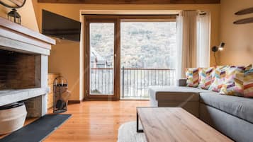 Een televisie en een open haard