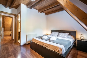3 bedrooms, iron/ironing board, travel crib, WiFi (free)
