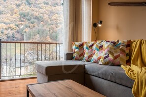 TV, fireplace - Casa Montjòia (Bòrdes (Es))