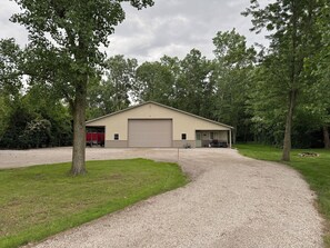 Exterior - Steve’s Barn Lodge, Detroit River/Lake Erie (Flat Rock)