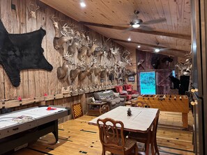 Games room - Steve’s Barn Lodge, Detroit River/Lake Erie (Flat Rock)