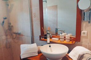 Dusche, Haartrockner, Handtücher, Toilettenpapier