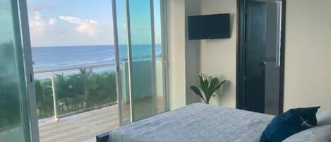 Apartemen Basic | 2 kamar tidur, tirai kedap cahaya, dan setrika/meja setrika