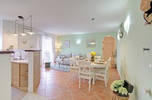 Apartment (Two Bedroom Apartment with Balcony) | Innenbereich