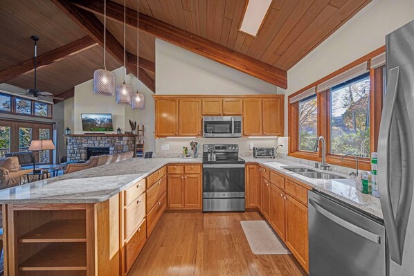 ثلاجة، ميكروويف، فرن، موقد طهي مسطح