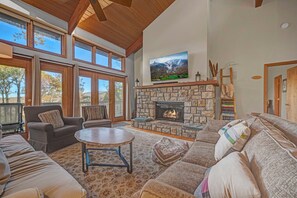 تلفزيون، مدفأة، كرة قدم الطاولة، تنس طاولة