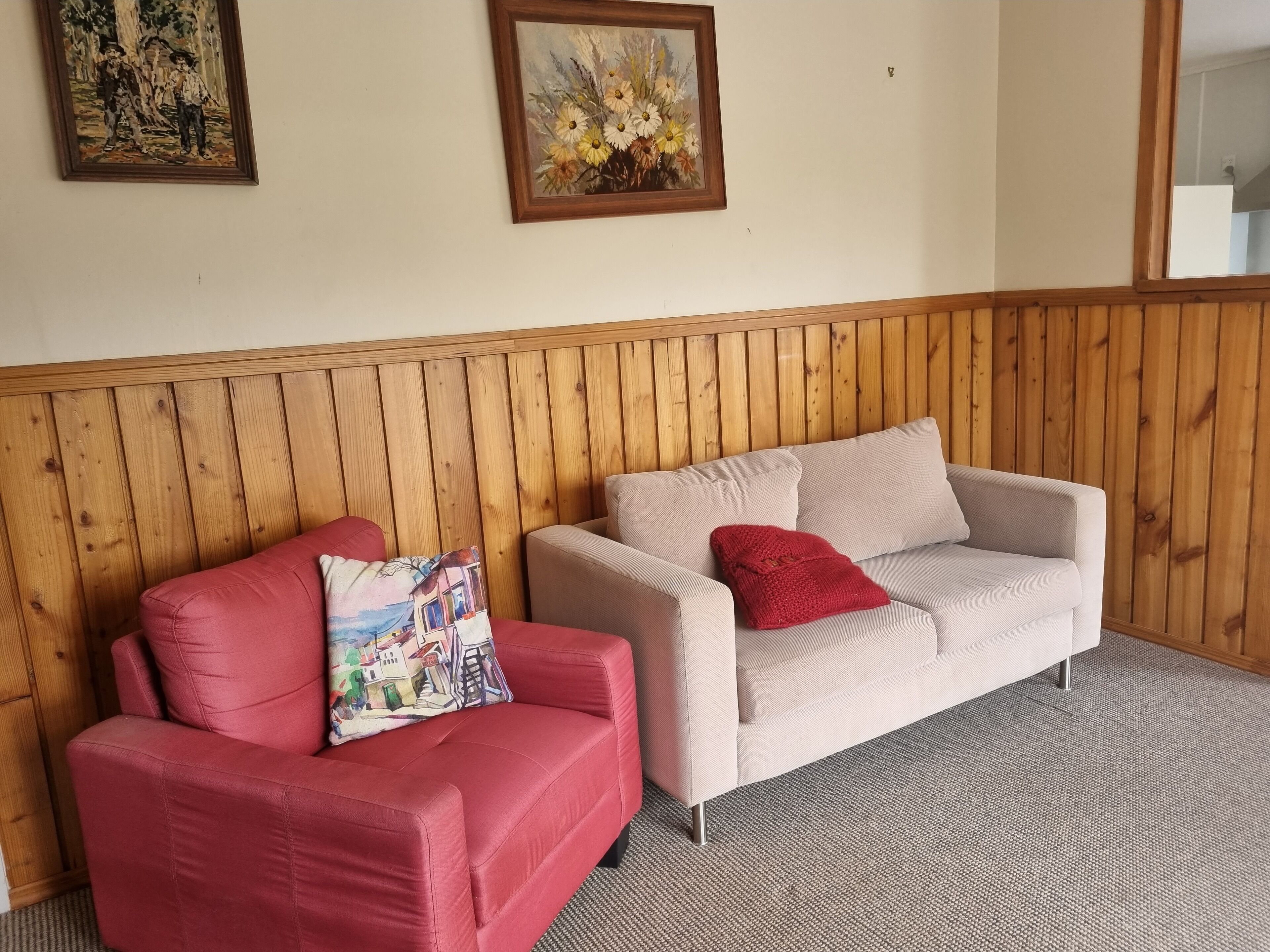 テレビ、暖炉、書庫