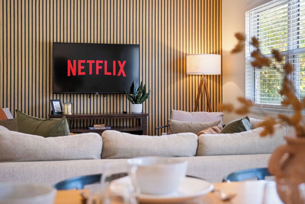 Smart TV, libros y oficina 