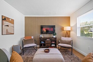 Smart TV, libri, studio