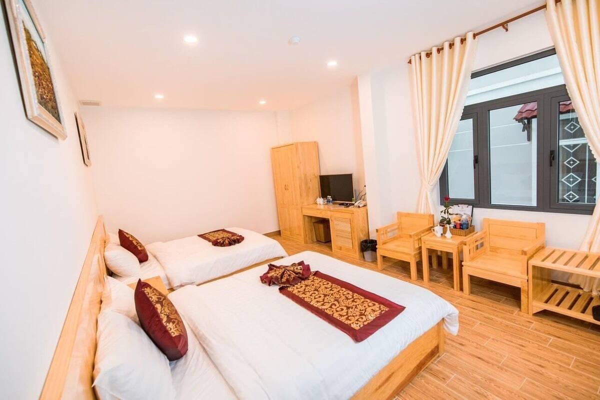 Habitación cuádruple Deluxe | Camas con efecto memoria, minibar y escritorio