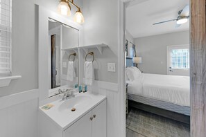 Combined shower/tub, towels - A Sunshine Daydream | 30A Home w/ Community Pool + Outdoor Shower (Santa Rosa Beach)