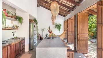 Comfort House | Private kitchen | Oven, stovetop, cookware/dishes/utensils