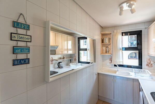 Køleskab, mikrobølgeovn, ovn, kaffe-/temaskine