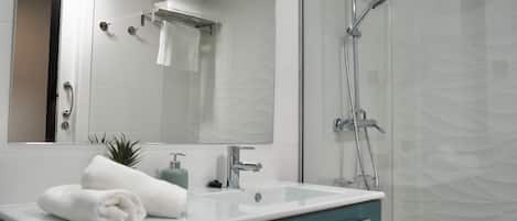 Dusche, Haartrockner, Handtücher, Seife