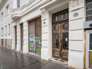 Exterior detail - Deluxe Neubau 2BR w/ Terrace & Elevator, nr restaurants, by Blueground (Vienna)