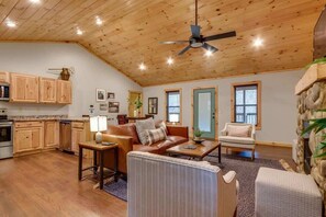 Televisión y chimenea 