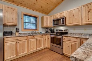 Fridge, microwave, oven, stovetop - High Johnny’s Hideout • Private Hot Tub Retreat (Sevierville)