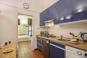 Frigorifero, forno, piano cottura, pentole/stoviglie/utensili