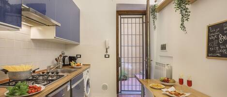 Kjøleskap, ovn, kokeplater og kjøkkenutstyr