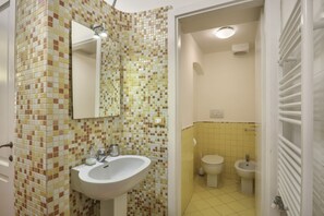 Douche, sèche-cheveux, bidet, serviettes fournies