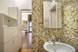 Een douche, een haardroger, een bidet, handdoeken