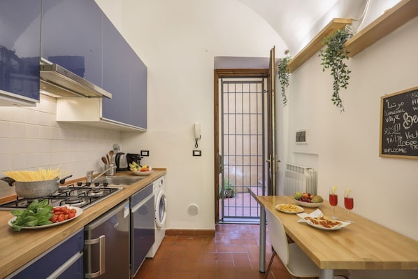 Frigorifero, forno, piano cottura, pentole/stoviglie/utensili
