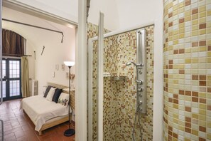 Douche, sèche-cheveux, bidet, serviettes fournies