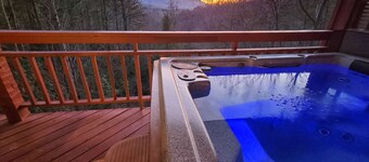Cozy Log Cabin W/ Mtn Views, Hot Tub, & Game Room - 15 min from Gatlinburg!