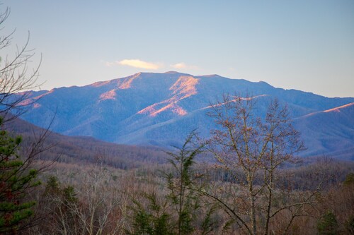 Cozy Log Cabin W/ Mtn Views, Hot Tub, & Game Room - 15 min from Gatlinburg!
