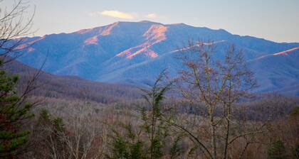 Cozy Log Cabin W/ Mtn Views, Hot Tub, & Game Room - 15 min from Gatlinburg!