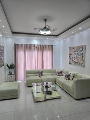 Televisor intel·ligent i llibres 