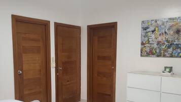 3 bedrooms, desk, iron/ironing board, free WiFi