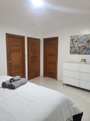 3 bedrooms, desk, iron/ironing board, free WiFi