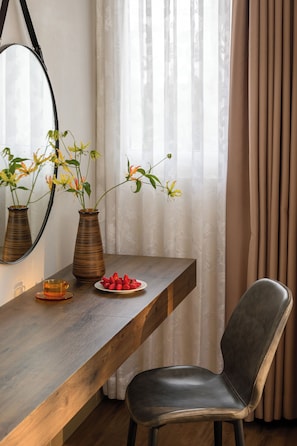 Deluxe Double Room, 1 Bedroom - Acnos Hotel (Ho Chi Minh City)