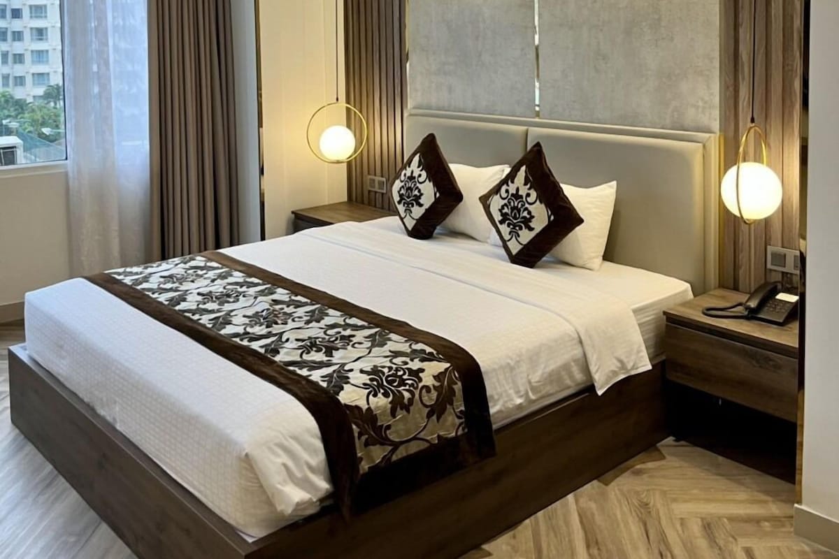 Minibar, in-room safe, desk, WiFi (free)
