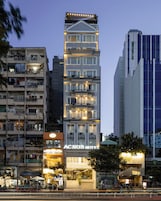 Fachada de la propiedad por la tarde o noche