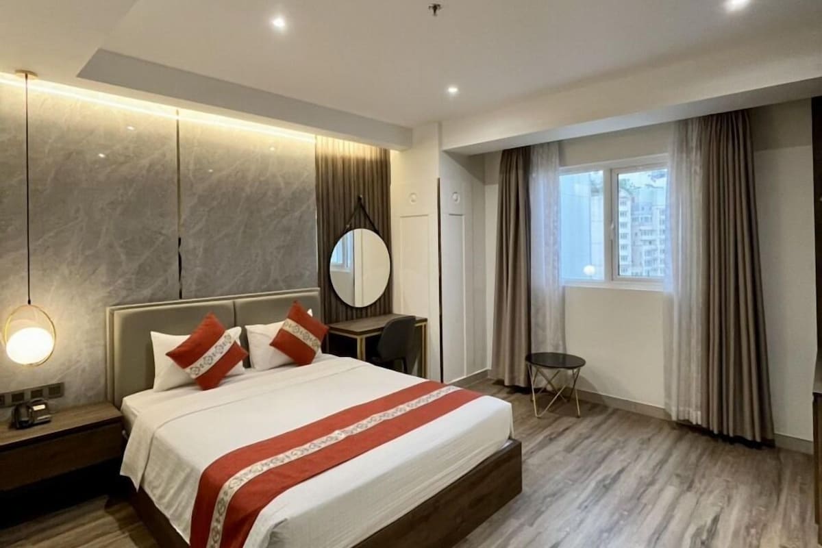 Minibar, in-room safe, desk, WiFi (free)