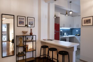 Kühlschrank, Ofen, Wasserkocher mit Kaffee-/Teezubehör, Wasserkocher