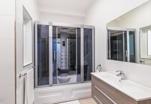 Ensemble douche/baignoire, douche à « effet pluie », sÚche-cheveux