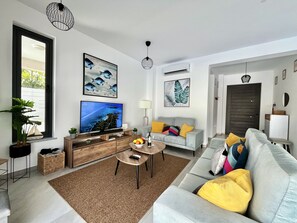 TV - STAY Villa Palm (Protaras)