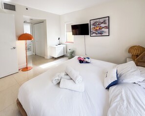 2 bedrooms, iron/ironing board, travel cot, free WiFi - 360 Collins, Steps to the beach, Best location! (Miami Beach)