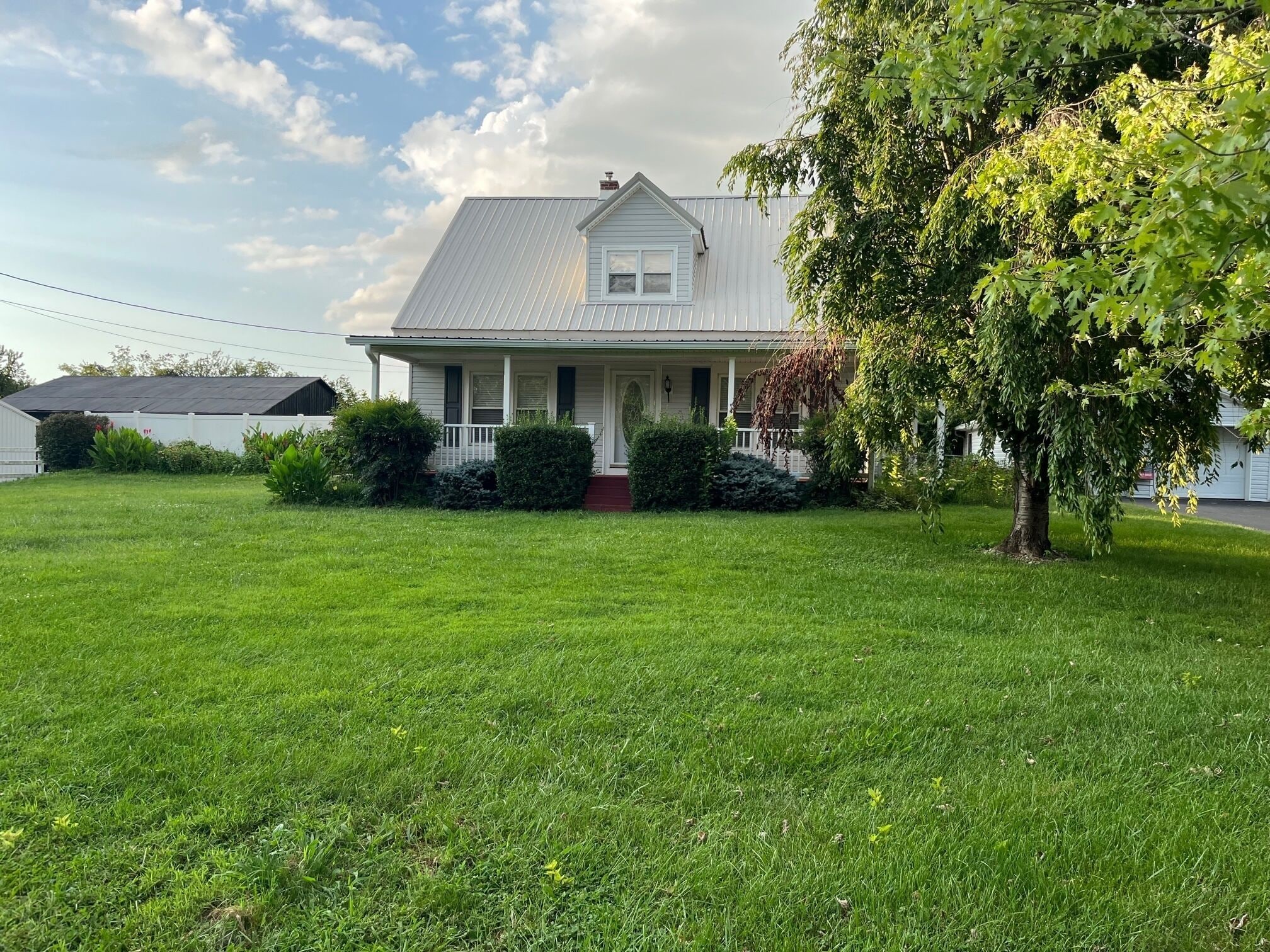 Bluegrass Bliss, farmhouse on acreage with pool in Berea, United States