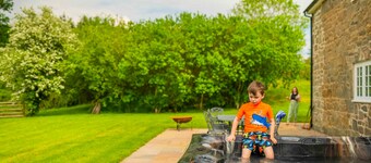 Calcot Farmhouse -  a beautiful farmhouse that sleeps 8 guests in 4 bedrooms