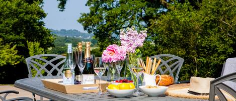 تناول الطعام بالخارج