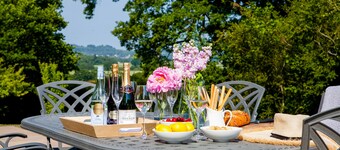 Calcot Farmhouse -  a beautiful farmhouse that sleeps 8 guests in 4 bedrooms