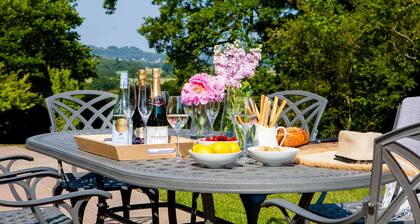 Calcot Farmhouse - a beautiful farmhouse that sleeps 8 guests in 4 bedrooms